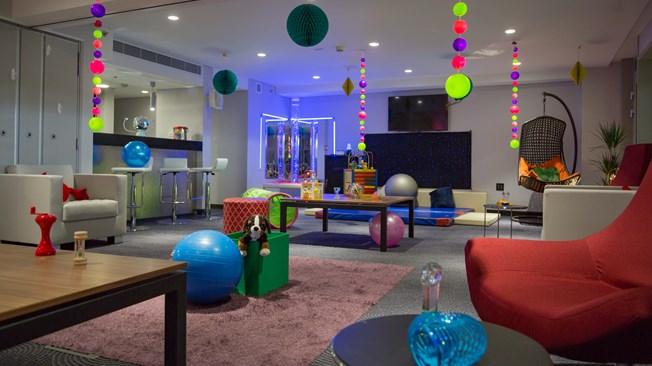 في قطر.. الـ”فيفا” يستعرض أول قاعة لذوي الاحتياجات الخاصة في الملاعب