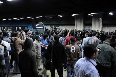 اننقال اشتباكات التحرير إلي محطة مترو السادات