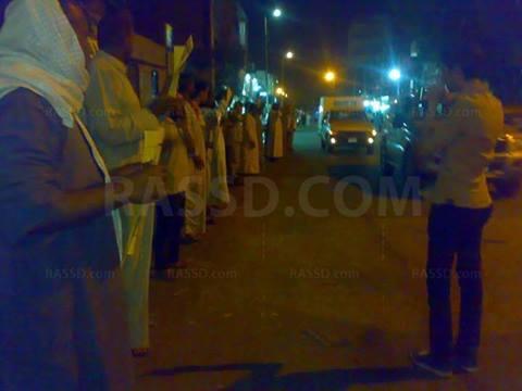 سلسلة بشرية رافضة للانقلاب بكوم أمبو “أسوان”