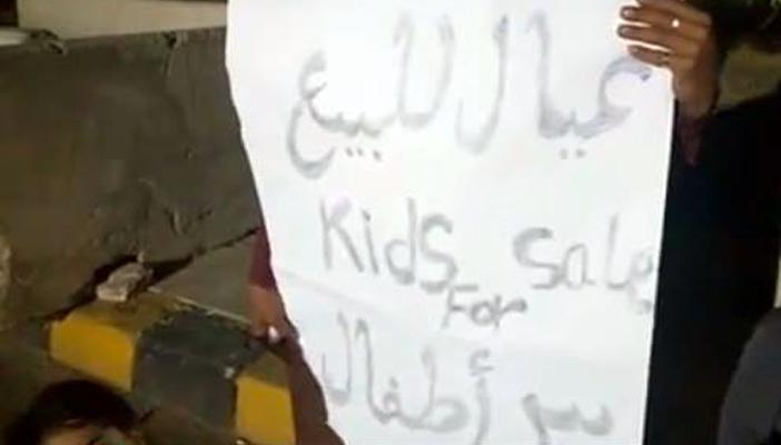 بالفيديو.. رجل يعرض أولاده للبيع أمام مدينة الإنتاج