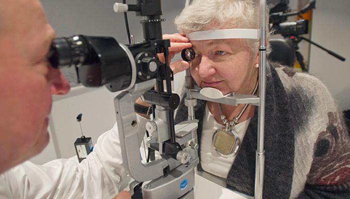 عالم بريطاني يطور عدسة للعين تحسن الرؤية ثلاثة أضعاف