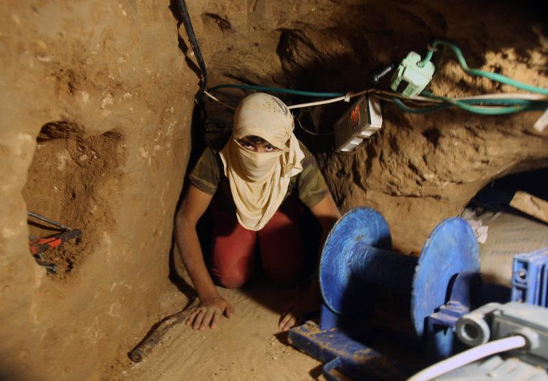 مصرع عامل فلسطيني جراء انهيار نفق على الحدود المصرية