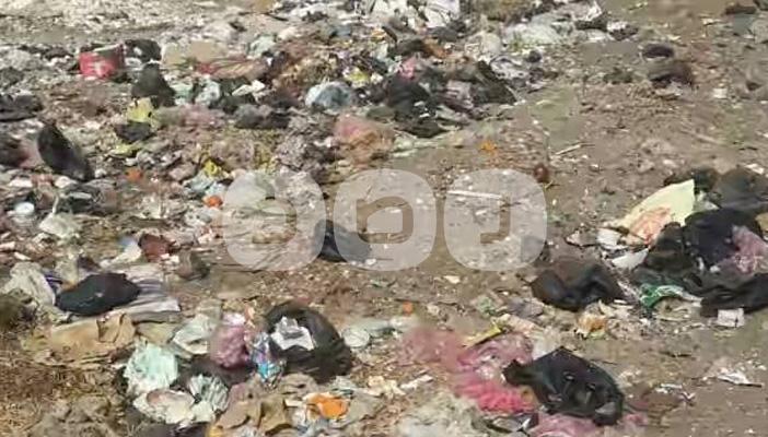 بالصور.. انتشار أكوام القمامة بالمنزلة والأهالي: المجلس نايم في العسل