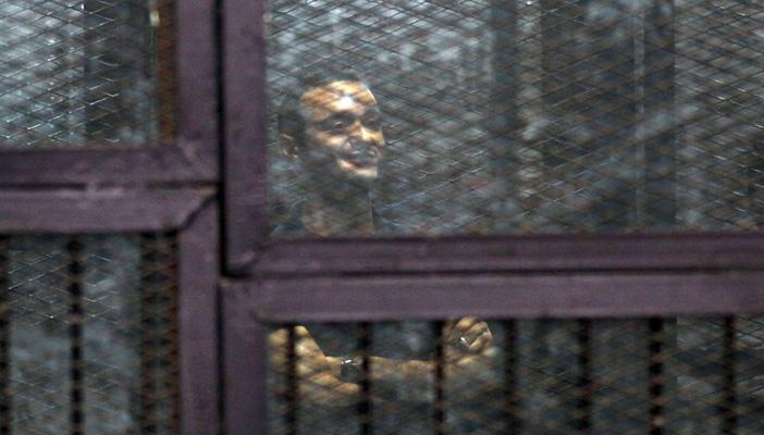 زوجة “دومة” تطالب مصلحة السجون بإنهاء حبسه الانفرادي