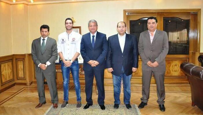 وزير الرياضة يستقبل السباح أحمد أكرم بعد تأهله للأولمبياد