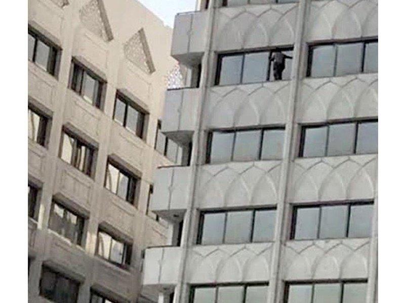 بالفيديو..موظف يحاول الانتحار بسبب خصم 500 جنيه من راتبه