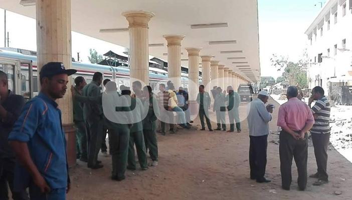 بالصور.. اعتصام عمال نظافة سكك حديد الأقصر بسبب انتهاكات أمين شرطة