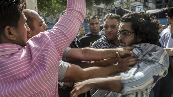 بالصور..حراسة السيسي تعتدي على إعلامي بالضرب