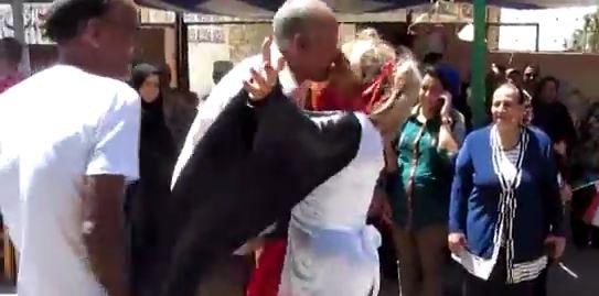 فيديو..سيدة توزع قبلاتها على الناخبين وهي ترتدي علم مصر