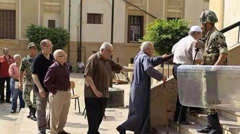 فيس بوك: ناخبو رئاسة الانقلاب.. الورد اللي فتح في مدافن مصر