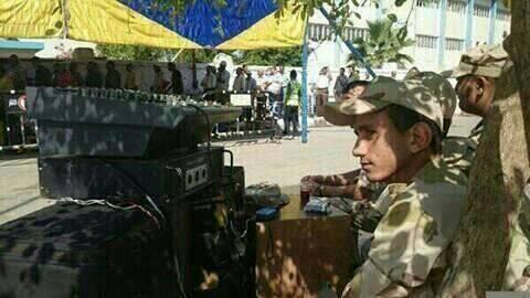 بالصور | أول يوم انتخاب.. قُبلة للسيسي وD.G للجيش وخرق للصمت