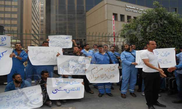 عمال “الشبكات” يرشقون نوافذ مجلس الوزراء بالحجارة