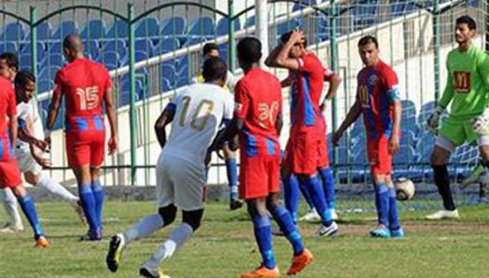 حكم مباراة بتروجت والرجاء يوقف المباراة لشرب المياه