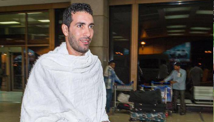 بالصور.. أبوتريكة يؤدي العمرة مع نجوم العالم