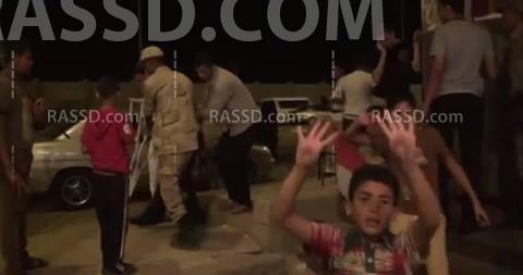 طفل يرفع شارة “رابعة” أمام لجنة انتخابية ببورسعيد