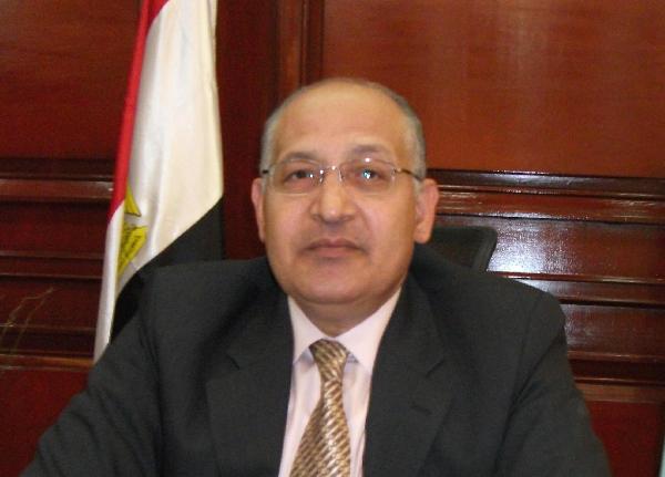 العمال المؤقتون بمحافظة الأقصر يطالبون بإقالة المحافظ