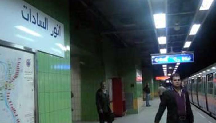 بالفيديو.. لحظة سقوط طفل من الكبينة الخلفية للمترو بمحطة السادات