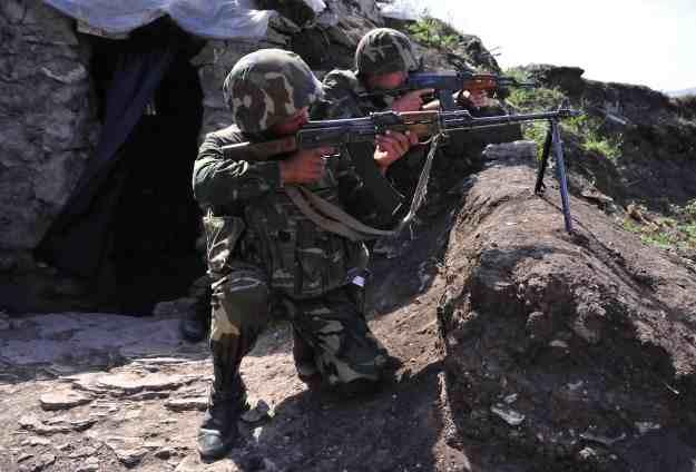 مناورات عسكرية لأذريبجان على حدود أرمنيا