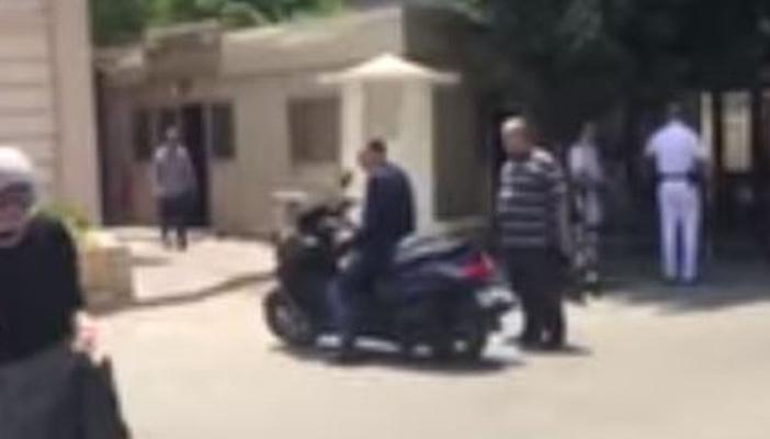 بالفيديو.. برلماني يدخل المجلس بـ”فيسبا” وفيس بوك: ده نائب ولا دليفري؟