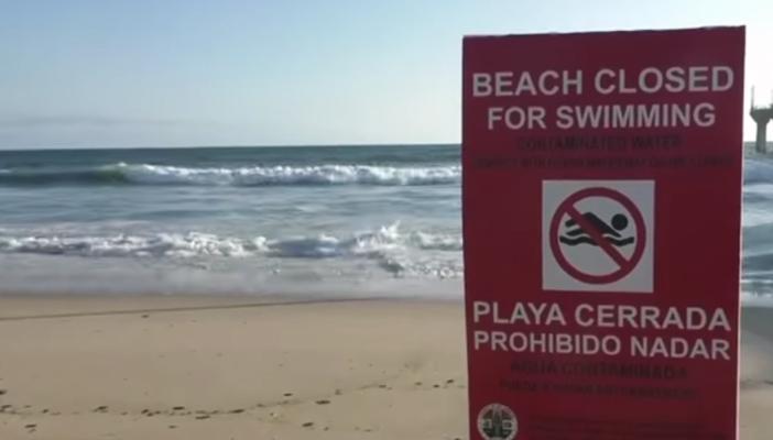 فيديو.. إغلاق سواحل ولاية كاليفورنيا الأميركية بسبب ظهور مادة غريبة