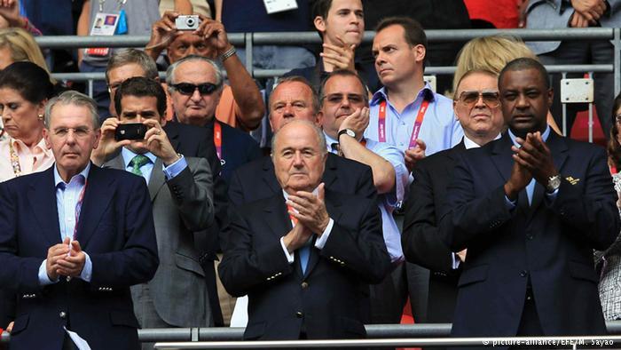 رؤساء اتحادات أوروبية يبدون استياءهم لفوز بلاتر برئاسة “فيفا”