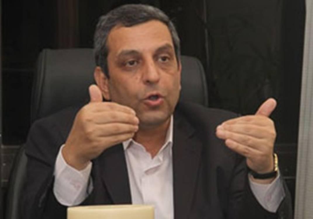 احتجاز نقيب الصحفيين في قسم قصر النيل بعد رفض دفع الكفالة