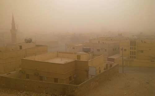 رياح خماسينية مثيرة للرمال تؤثر على حركة السير بشمال سيناء