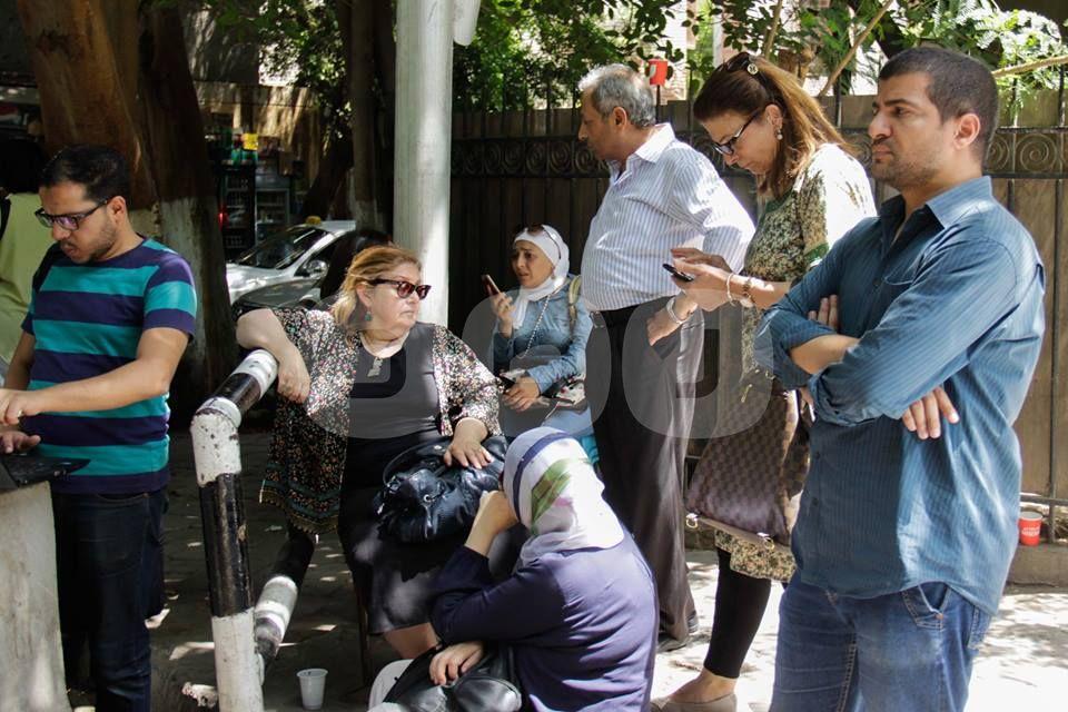 بالصور.. توافد الصحفيين على قسم قصر النيل احتجاجًا على احتجاز النقيب