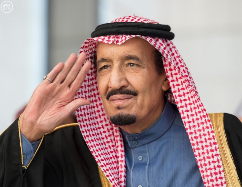 بالفيديو.. الملك سلمان يتحدث الإسبانية مع حكم نهائي الكأس السعودي