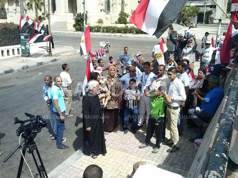 مصور”الحياة”يوجه مؤيدي السيسي بالتهليل أمام الكاميرا