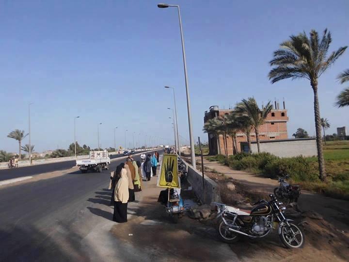 سلسلة بشرية بالبصارطة في دمياط تنديدا بممارسات الانقلاب