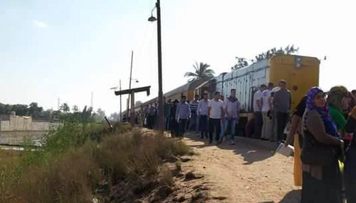 توقف قطار “فاقوس-الزقازيق” يثير غضب الطلاب لتأخرهم عن الامتحانات