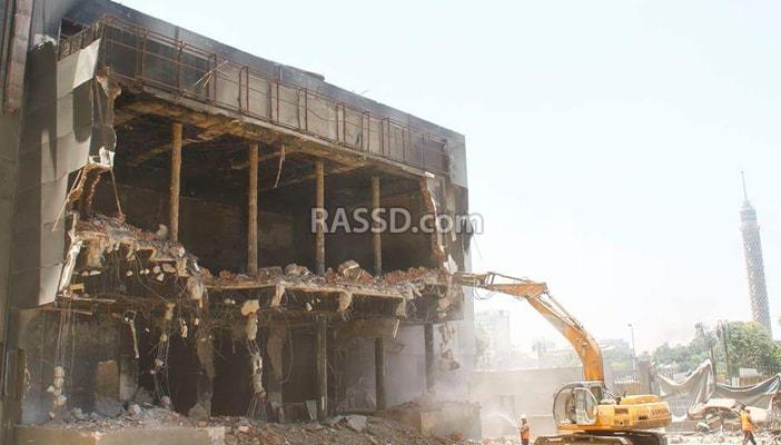 بالصور.. هدم “الوطني المنحل” رغم مناشدات بوقف القرار لقيمته التاريخية