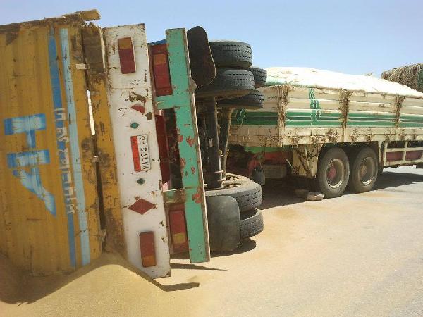 شلل مروري بمحور المشير بسبب انقلاب سيارة