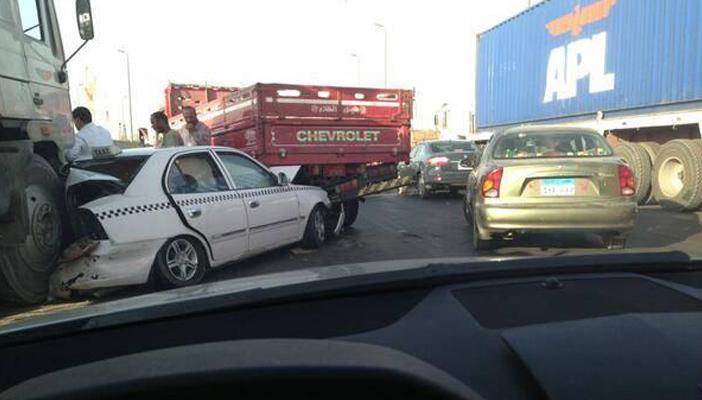 تصادم 12 سيارة في حادث على طريق المحور