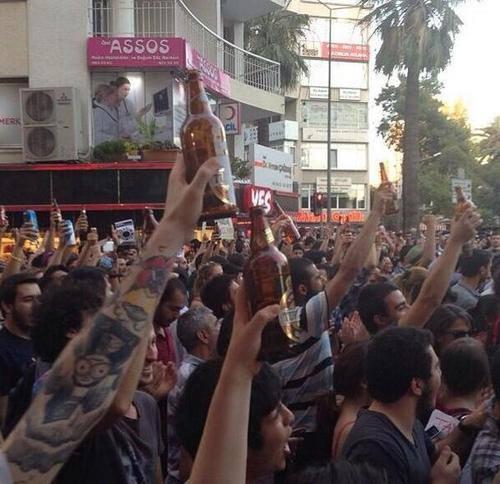 ناشط إسلامي: لماذا يرفعون زجاجات الخمر بمظاهرات تركيا