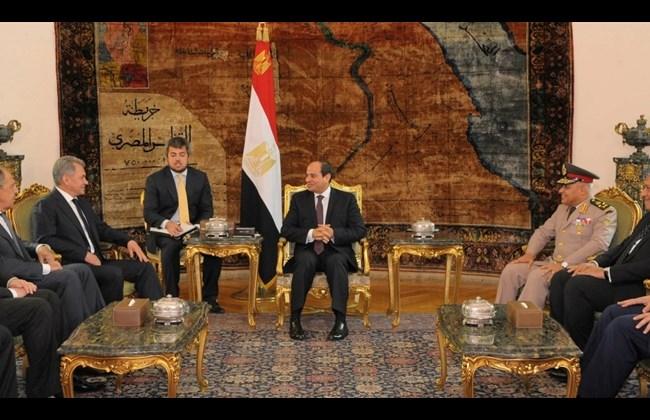 دايلي ستار: هل استغل السيسي “مذبحة المنيا” لشرعنة علاقته مع حفتر؟