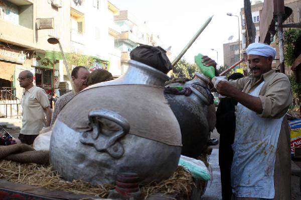 صرف حصص مدعمة من الفول والزيت والطحينة والخبز لعربات الفول