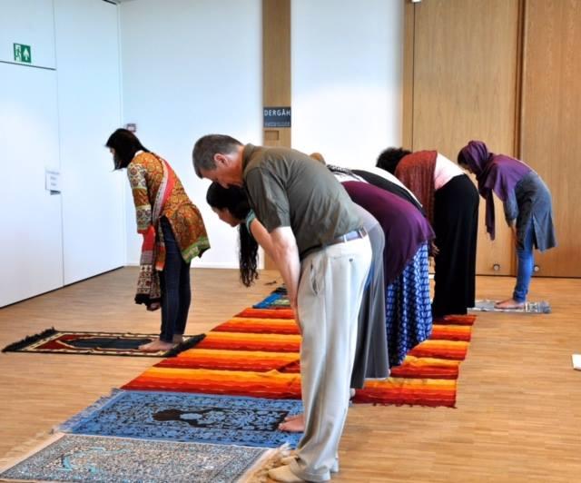 يمنية تلقي خطبة الجمعة بصلاة مشتركة بسويسرا وفاصل موسيقي بين الخطبتين