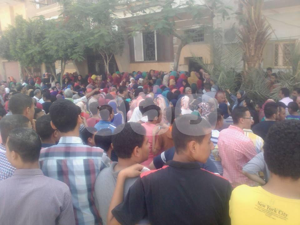 بالصور.. تكدس وتحرش أثناء حجز الدروس الخصوصية للثانوية العامة بالفيوم