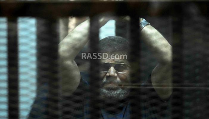 بالفيديو.. مذيع بالتليفزيون يطالب بمحاكمة مرسي على ابتسامته