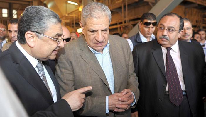 مواطنون يعلقون على حضن محلب لوزير الكهرباء: النور قاطع