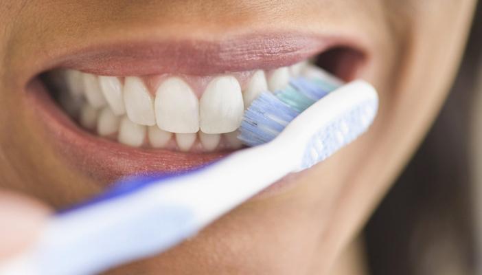 دراسة : عدم غسل الأسنان يؤدي إلى الإصابة بأمراض القلب