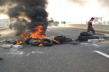 اعتصام أحدي العائلات بالعريش بسبب خلاف مع الجيش على قطعة أرض