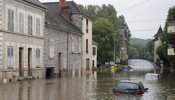 فرنسا كما لم تراها من قبل.. 15 صورة مرعبة من فيضانات باريس