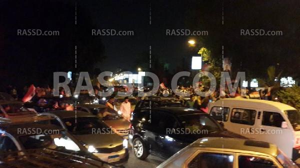 رقص العشرات من مؤيدي السيسي يشل المرور بالمعادي