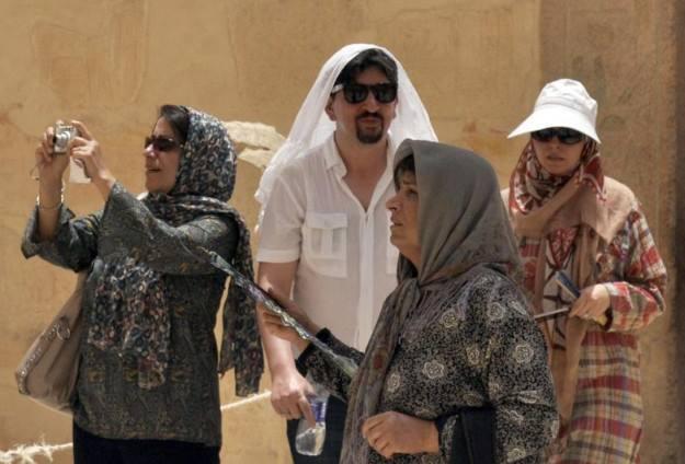 سياح إيرانيون يزورون المناطق الأثرية بالأقصر