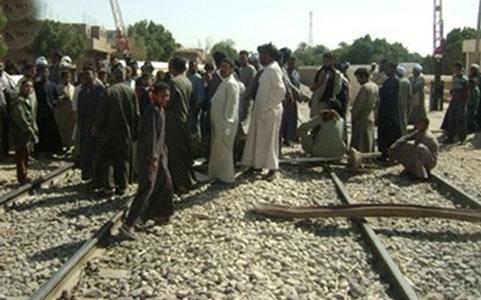 توقف حركة القطارات بأسيوط بعد قطع الأهالي للطريق