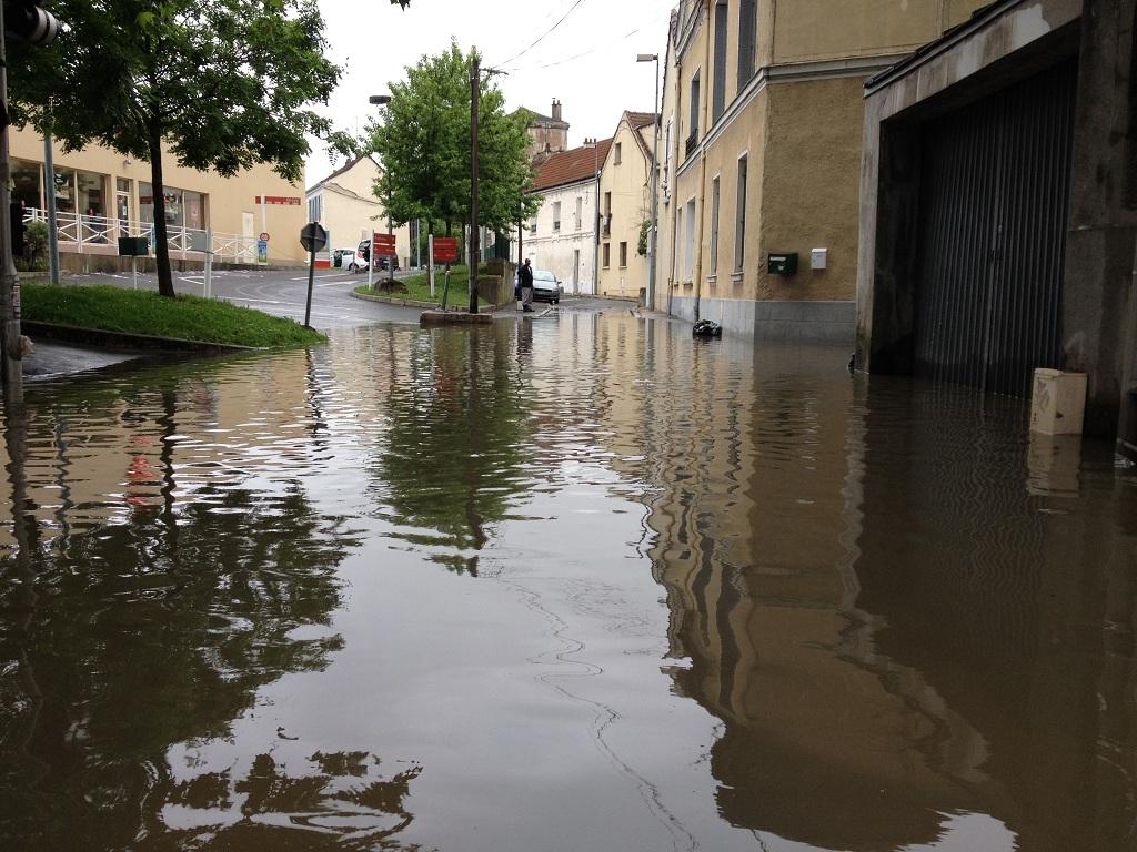 بالصور.. فيضانات “السين” تُغرق “مسنة” وتغلق متحف اللوفر