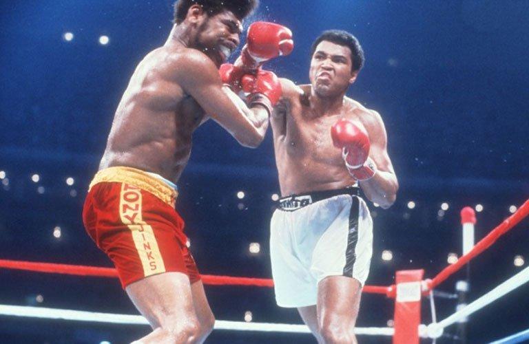 بالصور والفيديو.. أهم 10 لقطات في حياة الملاكم الراحل  محمد علي كلاي